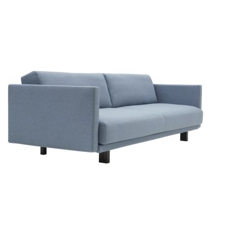 Meghan sofa, 2 personers sofa, har smalle armlæn og ben, der giver sofaen et let og elegant udtryk