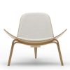CH07 vingeformet loungestol med hvidt læder med træben i stabil konstruktion, designet af Wegner, Få rådgivning vedr. indretning