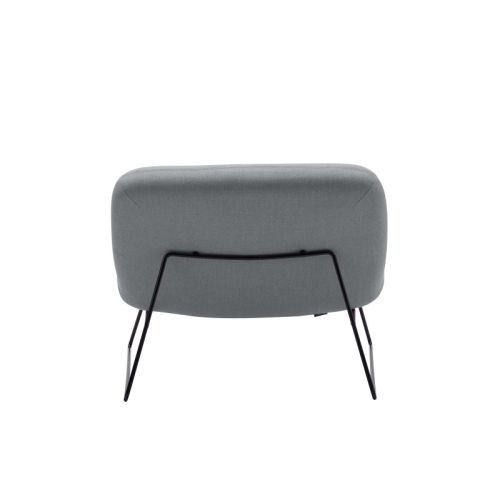 Java lounge stol i grå har et enkelt metalstel, som giver et smukt og minimalistisk designudtryk