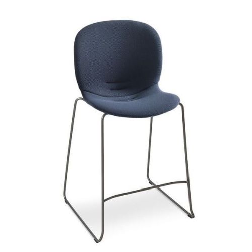 RBM Noor Up stol, i mørkeblå model 6090F. Elegant stol i stof