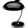KAISER idell™ bordlampe i tidløst design kan anvendes til loungeområder