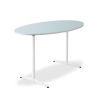 Ovalt bord fra RBM. Allround serien. Bord med lys bordplade og hvide ben.