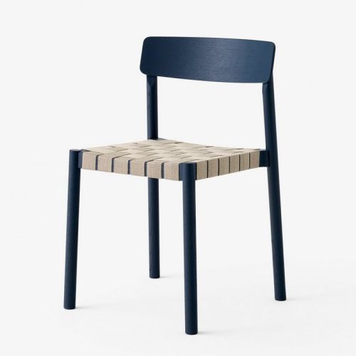 Betty TK1 spisestol i blå, stolen er udformet med naturlige linnedfibre