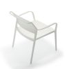 Ara 316 hvid stol med armlæn, velegnet til indendørs og udendørs brug