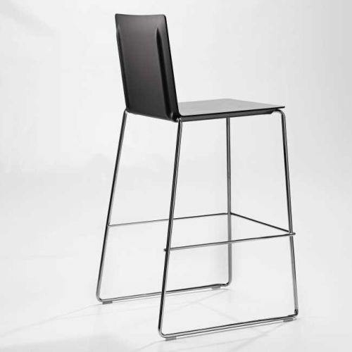 DRY barstol er stabelbar, designet af designteamet Komplot, kan anvendes til indretning af barer