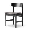 3236 stol med sort lak og sort sæde, karakteriseret ved en robust enkelhed, kan anvendes til indretning af kantine