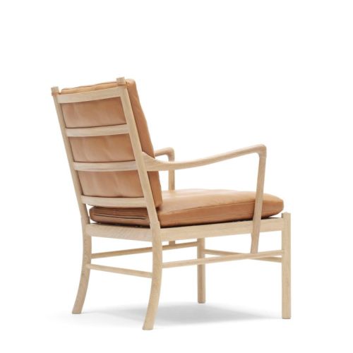 Colonial Chair OW149 lænestol i sæbebehandlet eg og læder hynder i cognac læder