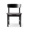 3236 stol med sort lak og sort sæde, anvendes som spisebordsstol, caféstol m.m.