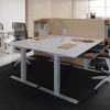 Arbejdsbord med rektangulære ben i hvid.