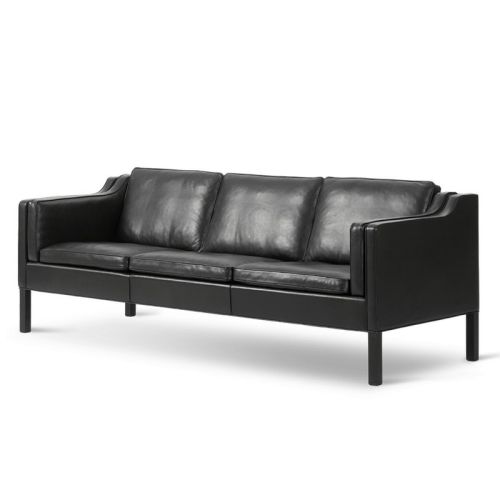 2213 3 pers. sofa i sort læder, til indretning af loungeområder, hoteller m.v.