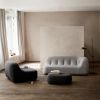 Sand sofa, stol og puf i grå er særdeles anvendelig til indretning af f.eks. loungeområde og opholdsrum