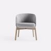 Low Nest stol med træben og lysegråt betræk, ideel til venteområder, lounge, receptionsområder pg chefkontorer