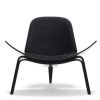 CH07 Skalstol loungestol i sort bejdset og sort læder, vingeformet sæde, designet af Hans J. Wegner