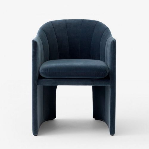Loafer SC24 loungestol i blå, en stol som er elegant og luksuriøs