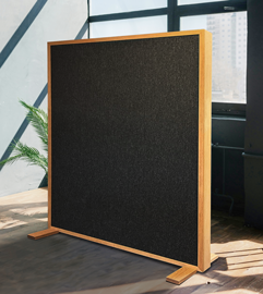 Lyddæmpende skærmvæg i sort med træramme