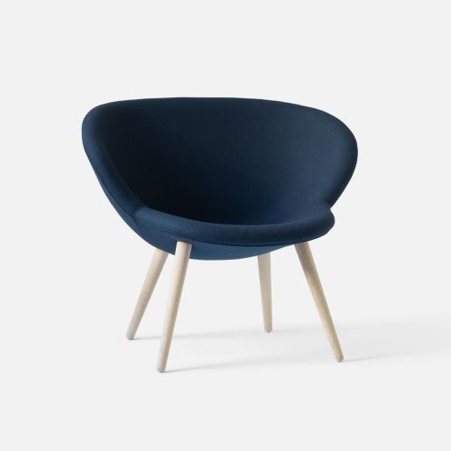 Capri loungestol i blå med ege ben, smart lounge stol