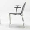 S10 stol med gråt sæde med armlæn, kan anvendes til indretning af konferencesal